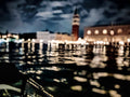 Markusplatz mit Campanile bei Nacht vom Vaporetto aus, Venedig Italien, Fine Art Stadtfotografie limitierte Edition