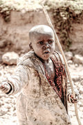 Junger Massai-Hirte im Hochland von Tanzania,zeigt Mut und Wut, Fine Art Dokumentarfotografie limitierte Edition