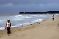Spaziergänger am Strand Kerala Indien, Grafische impressionistische Komposition, Fine Art Fotografie limitierte Edition