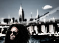 Porträt einer Frau auf der East River Fähre vor Manhattan Skyline, New York, Fine Art Street Photography limitierte Edition
