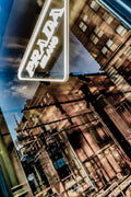 Prada-Logo im Schaufenster mit Fassadenspiegelungen, SoHo New York, Broadway, Fine Art Stadtfotografie limitierte Edition