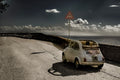 Fiat Cinquecento auf kurvenreicher Küstenstraße, Amalfiküste Italien, Fine Art Reisefotografie limitierte Edition