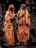 Zwei hinduistische Sadhus in safranfarbenen Gewändern im Gespräch an den Ghats des Ganges, Varanasi Indien, Fine Art Dokumentarfotografie limitierte Edition.