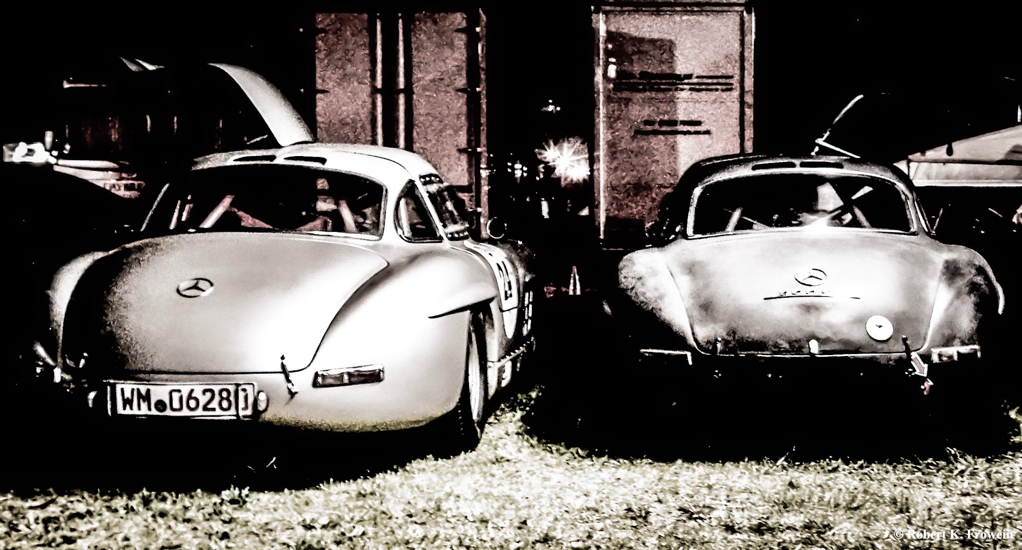 Zwei Mercedes 300SL Flügeltürer in nächtlicher Rennpause, Le Mans Classic Frankreich, Fine Art Fotografie, limitierte Edition