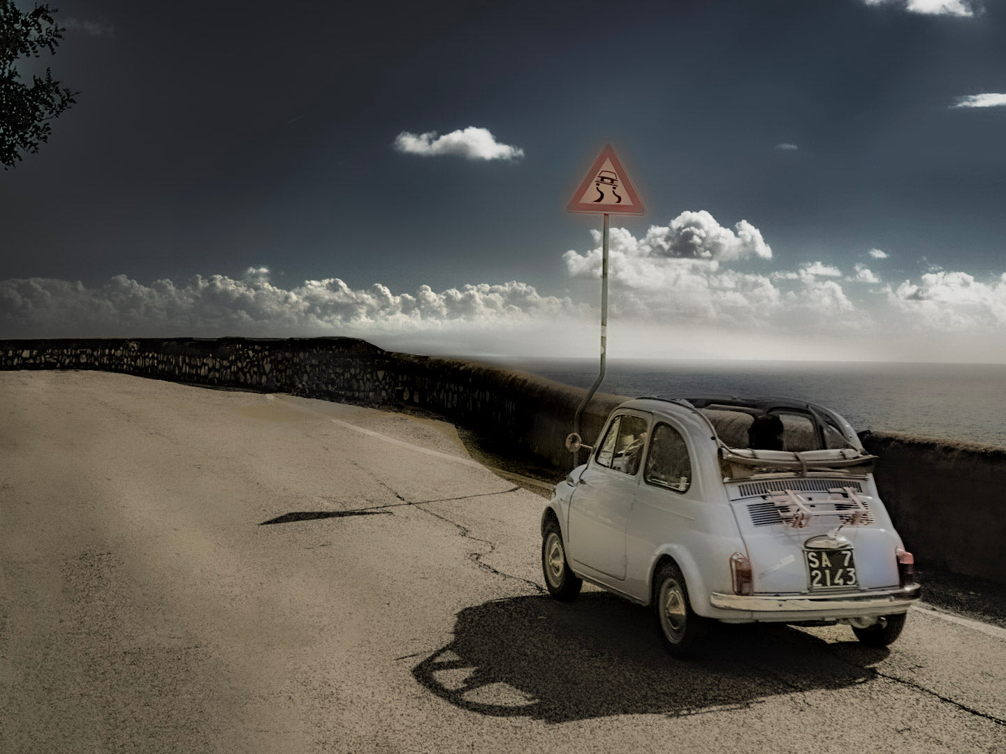 Amalfi Küste Fiat Cinquecento auf kurviger Stasse entlang am Meer