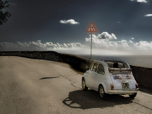 Amalfi Küste Fiat Cinquecento auf kurviger Stasse entlang am Meer