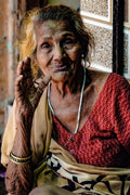 Alte Frau mit ausdrucksstarken Augen, Straßenporträt Mumbai Indien, Fine Art Street Photography, limitierte Edition