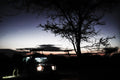 Safari-Crew beim Aufbruch vor Sonnenaufgang in der Serengeti Tanzania, Fine Art Reisefotografie limitierte Edition