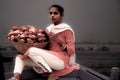 Junge Blumenverkäuferin in festlichem Schmuck beim Abend-Ritual am Ganges, Varanasi Indien, Fine Art Straßenporträt limitierte Edition