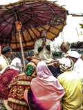 Hinduistischer Prediger mit aufmerksamen Zuhöreren in Varanasi. Fine Art Print p-magon Photography 