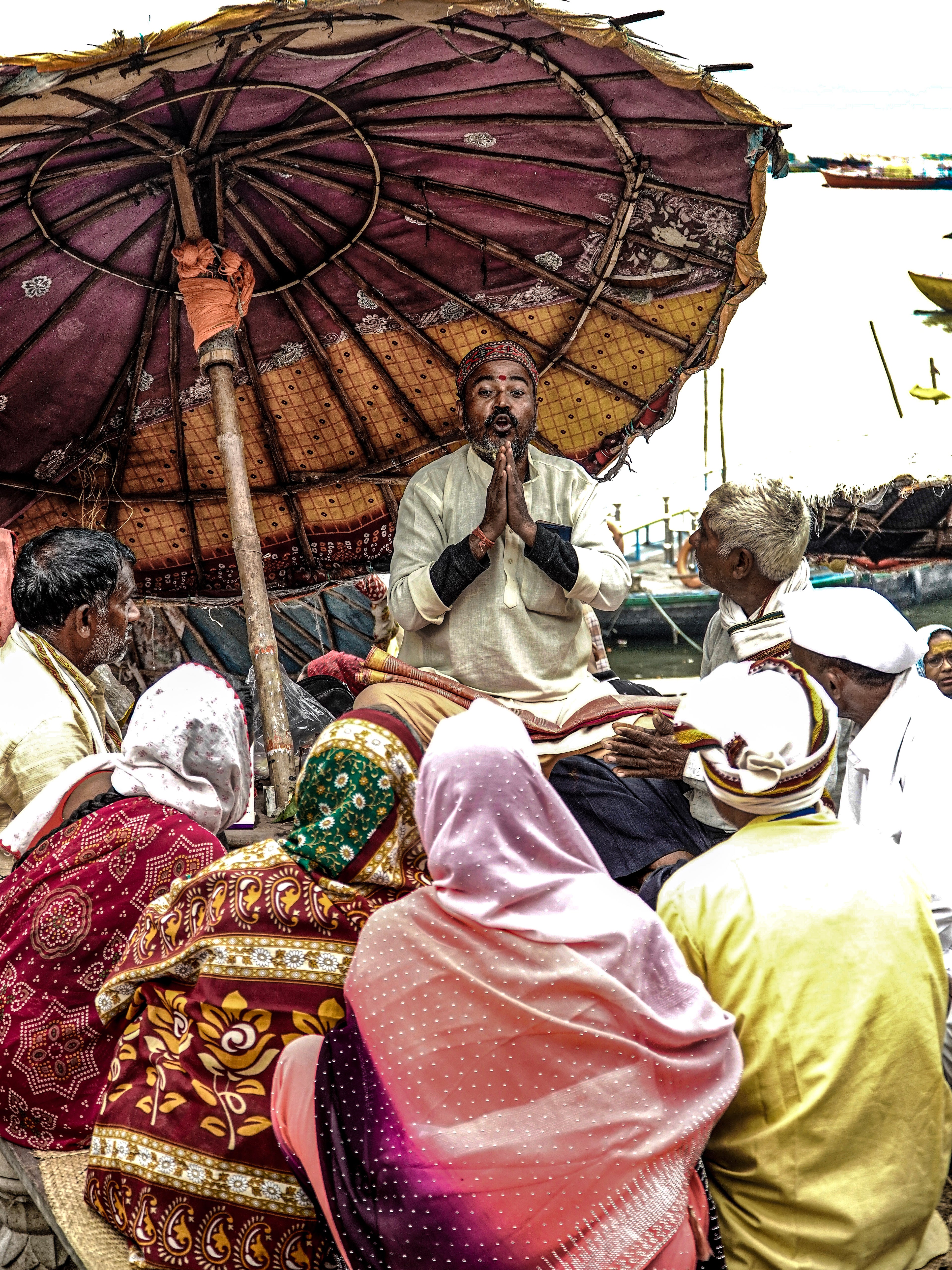 Hinduistischer Prediger mit aufmerksamen Zuhöreren in Varanasi. Fine Art Print p-magon Photography 