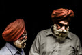 Zwei Sikhs mit Turban im Gespräch