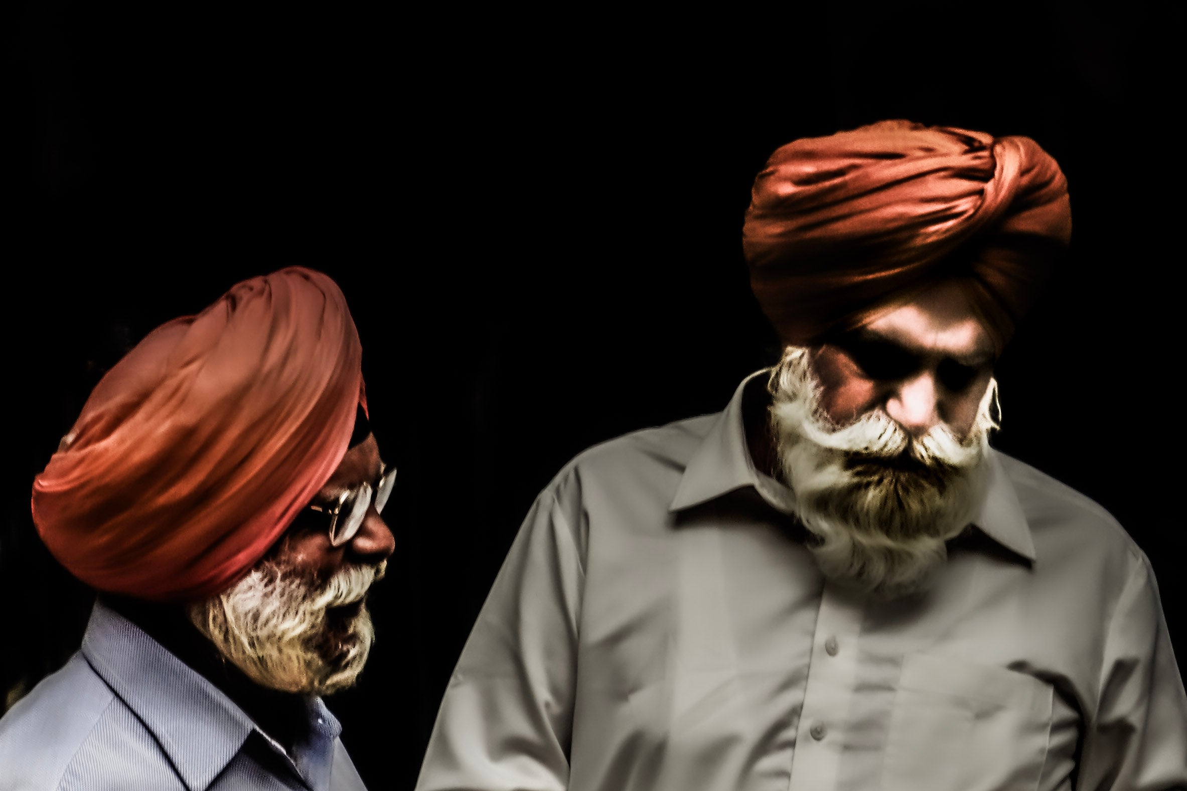 Zwei Sikhs mit Turban im Gespräch